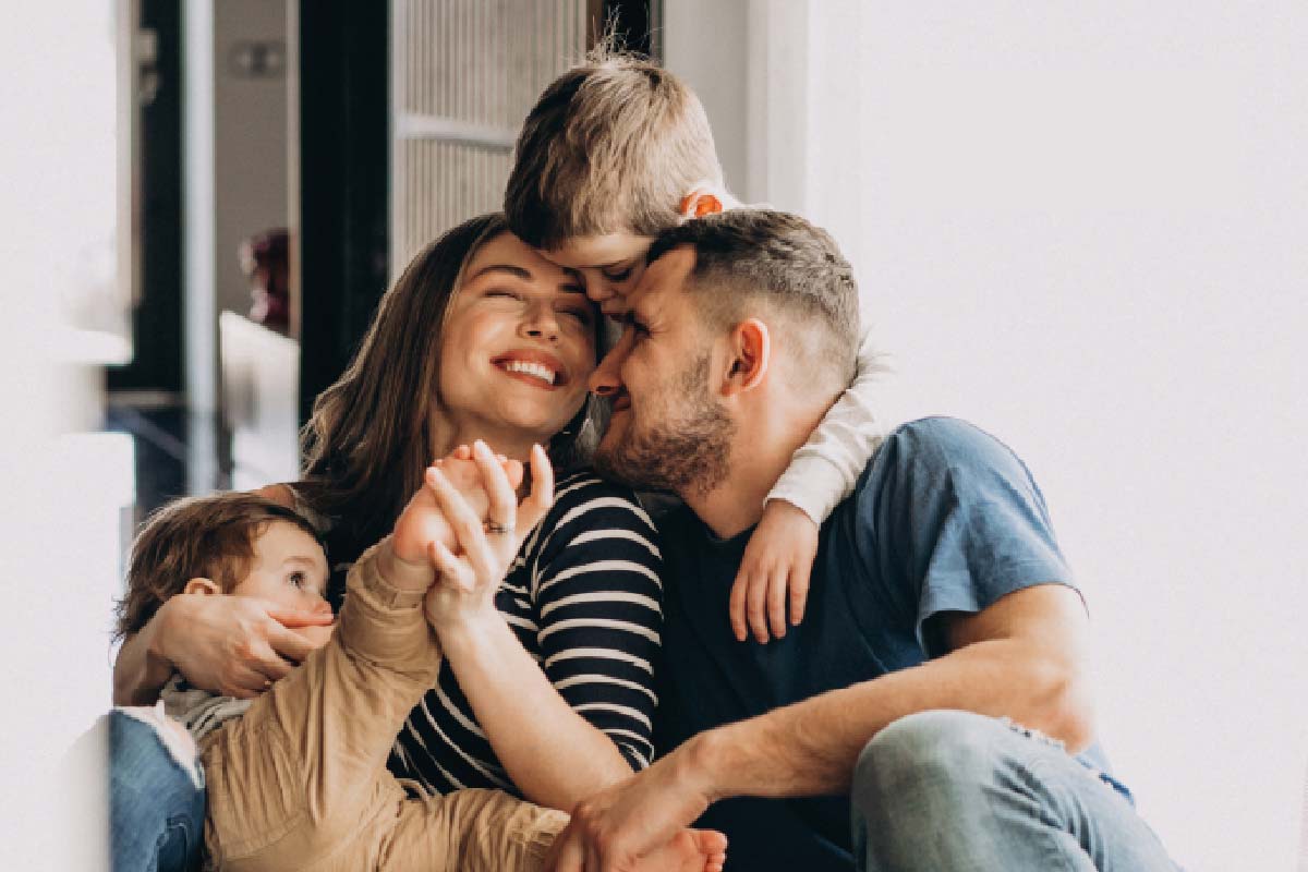 Familia feliz con seguros